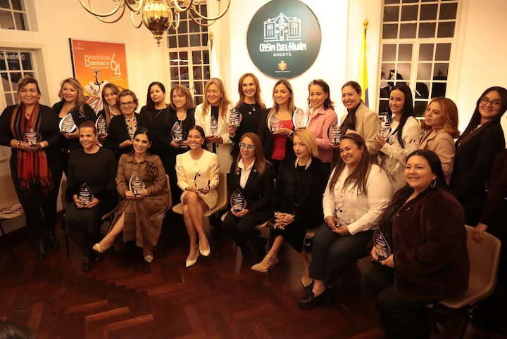 Líderes colombianas durante el Lounge de Mujeres Empoderadas 2025 en la Casa del Huila, Bogotá, sosteniendo reconocimientos por su liderazgo y compromiso con la equidad de género.