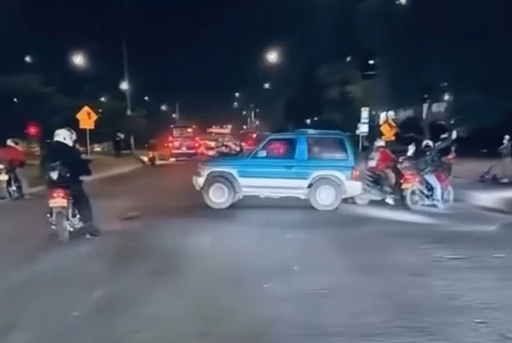 Conductor atropelló a motociclistas en Kennedy y murió tras linchamiento comunitario