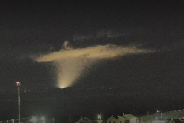 Explosiones en Gaza vistas durante la noche tras los bombardeos ordenados por el primer ministro israelí Benjamín Netanyahu.