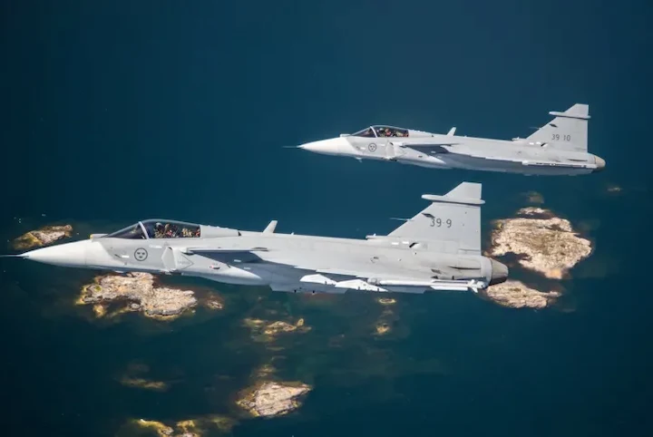 Colombia firma histórico contrato para adquirir aviones de combate Gripen