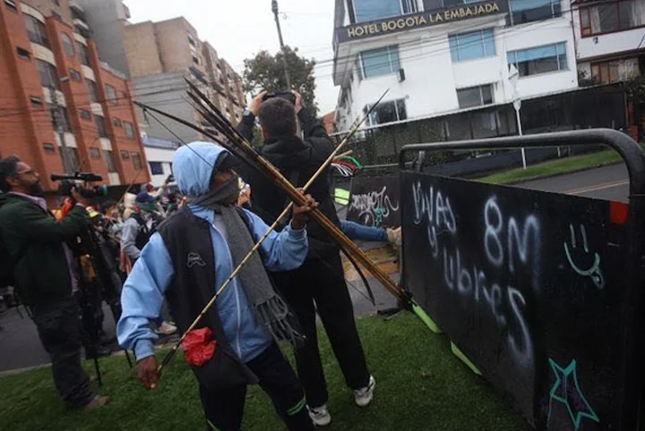 Cuatro policías heridos en enfrentamientos frente a la Embajada de EE. UU. en Bogotá