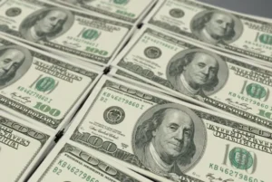 El dólar cae por debajo de los 3.700 COP: razones, impacto y oportunidades