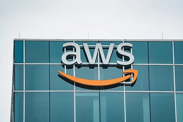 Caída global de AWS impacta sistemas bancarios: Nequi, Bancolombia y Davivienda afectados