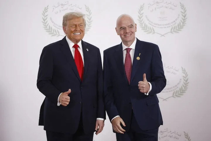 Gianni Infantino y Donald Trump posan durante una cumbre sobre Gaza en Sharm el-Sheikh, Egipto