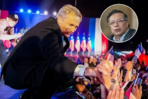 José Antonio Kast saluda a seguidores desde tarima junto a imagen de Gustavo Petro