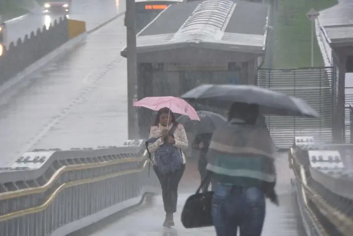 Fuerte aguacero con granizo sacude Bogotá este 21 de noviembre, afecta movilidad y genera alerta por lluvias persistentes