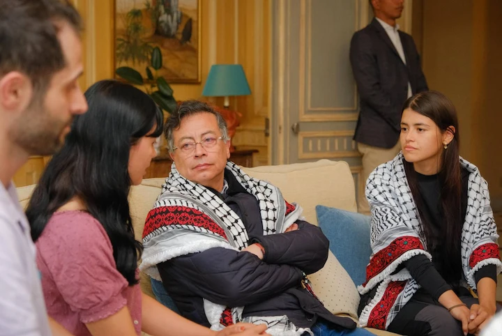 En Bruselas, Petro recibe a las activistas deportadas y reivindica su misión diplomática