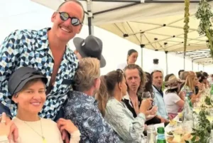 Verónica Alcocer en un evento social en Suecia, señalada por supuestos lujos según Expressen.