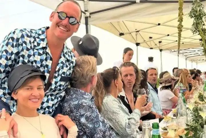 Verónica Alcocer en un evento social en Suecia, señalada por supuestos lujos según Expressen.