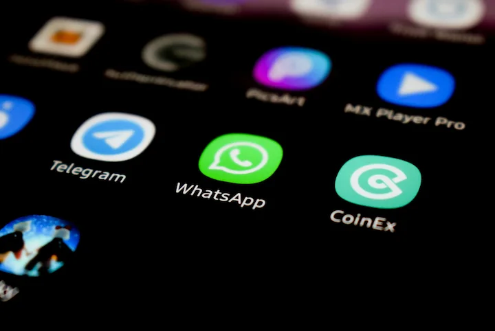 Iconos de WhatsApp, Telegram y otras apps en pantalla de móvil